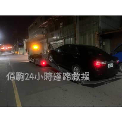 夜間道路救援拖吊車